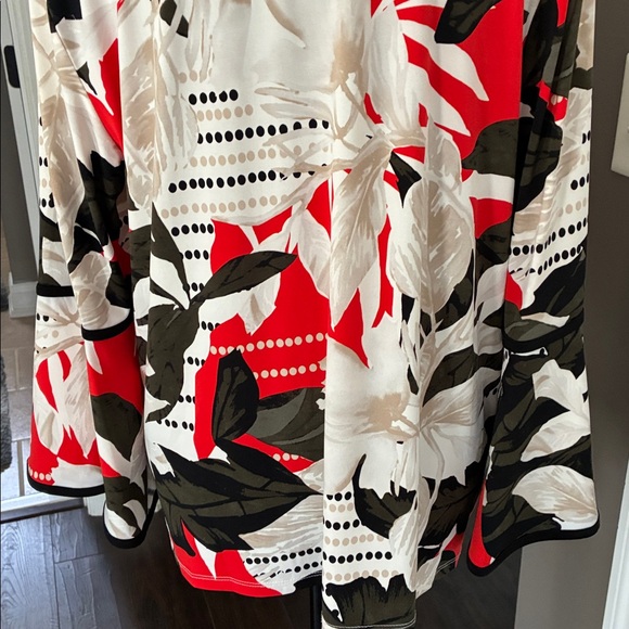 Beautiful pullover top - Picture 2 of 5